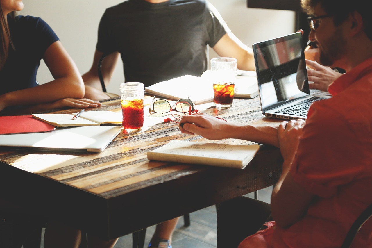 Mesa de trabajo para análisis administrativo, contable y fiscal