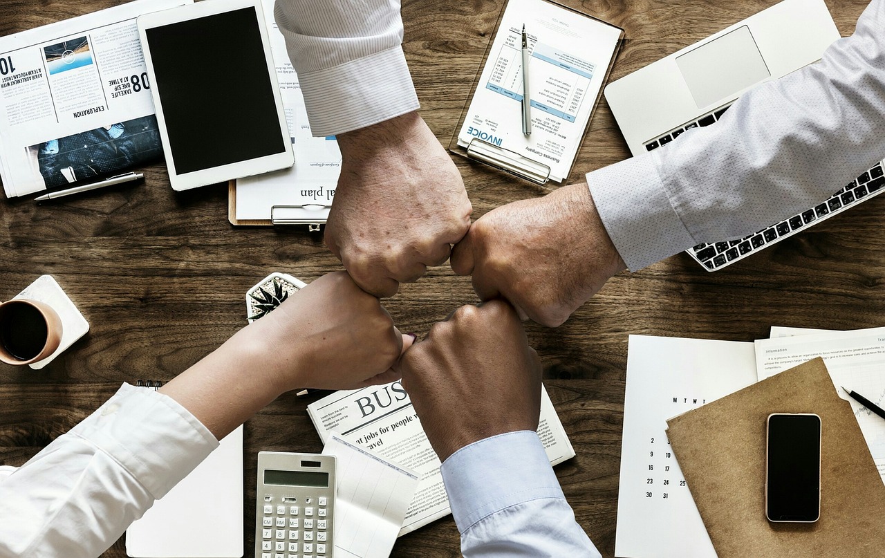 Equipo coordinando la integración operativa